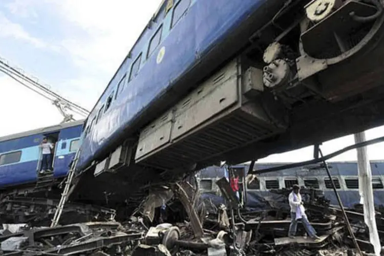 
	Trem descarrilado na &Iacute;ndia: a &Iacute;ndia conta com a mais extensa rede de ferrovia do planeta e periodicamente &eacute; palco deste tipo de acidente
 (AFP)