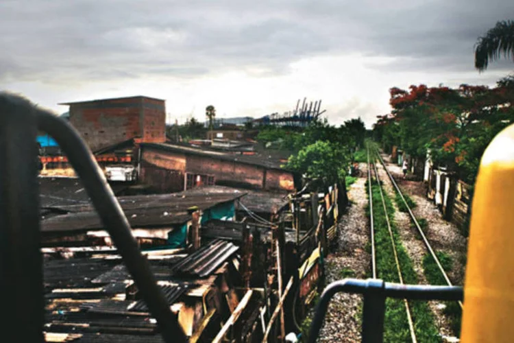 
	Trem rumo a Santos: t&eacute;cnicos da ALL ainda trabalham no local para fazer a retirada dos vag&otilde;es e liberar a via.
 (Claudio Rossi/EXAME.com)