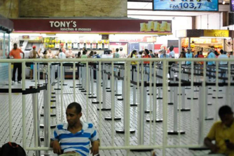 Passageiros aguardando na estação Central do Brasil após circulação parar por um acidente na via, no Rio de Janeiro (Tânia Rêgo/ABr)