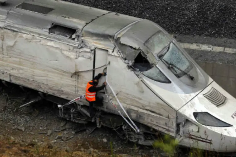 
	Policial inspeciona cabine de trem que descarrilou em Santiago de Compostela, na Espanha, matando dezenas de pessoas
 (REUTERS/Eloy Alonso)