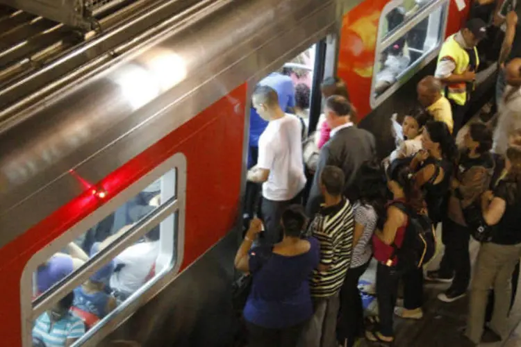 
	Trem da CPTM: de acordo com o a companhia, as v&iacute;timas invadiram os trilhos em uma &aacute;rea murada, em local de acesso proibido a pedestres
 (Marcos Santos/USP Imagens)