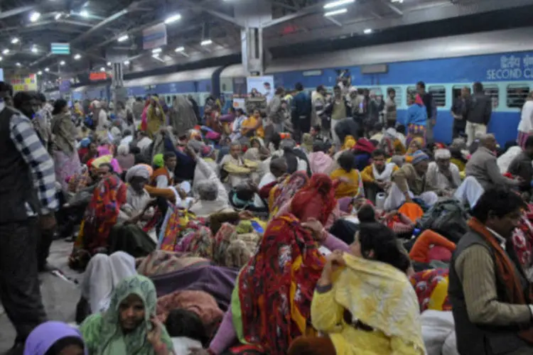 Passageiros se aglomeram em uma plataforma de trem após tumulto que matou dezenas de pessoas em Allahabad, na Índia (REUTERS / Stringer)