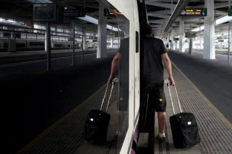 
	Passageiro embarca em trem-bala: como o grupo vencedor precisar&aacute; montar o projeto executivo no escuro, a tend&ecirc;ncia &eacute; de que o gasto aumente ainda mais
 (Antonio Heredia/Bloomberg)