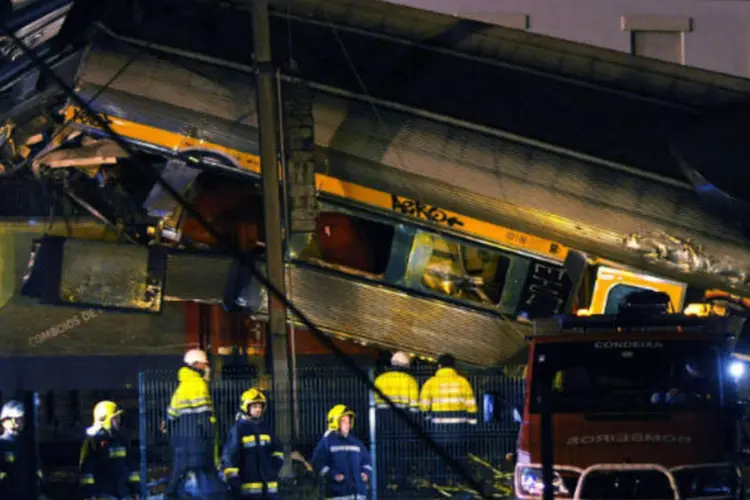 
	Equipes de resgate trabalham no local de um acidente de trem na Granja do Ulmeiro
 (REUTERS / Fernando Veludo)