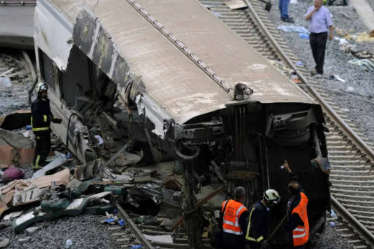 
	Equipe de resgate inspeciona trem que descarrilou em Santiago, na Espanha, matando dezenas de pessoas: velocidade do trem seria um dos motivos do descarrilamento, segundo delegado
 (REUTERS/Eloy Alonso)