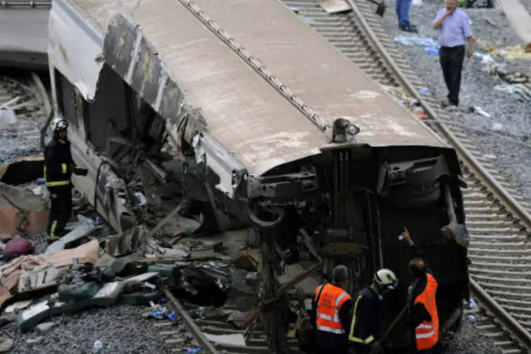 Equipe de resgate inspeciona trem que descarrilou em Santiago, na Espanha, matando dezenas de pessoas (REUTERS/Eloy Alonso)