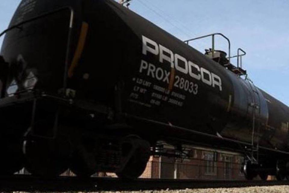 Trem com produtos químicos descarrilha nos EUA
