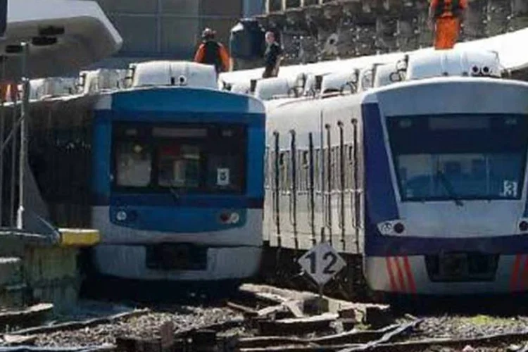 Pelo menos 79 pessoas ficaram feridas no acidente, o último de uma série na rede ferroviária argentina (AFP)