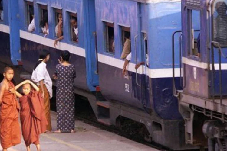 
	Pessoas em esta&ccedil;&atilde;o de trens de Yangun, capital de Mianmar: O trem tinha partido de Yangun e se dirigia para Myiytkina, no estado de Kachin, na fronteira com a China
 (©AFP/Arquivo / Emmanuel Dunand)