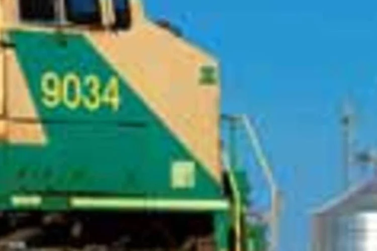 Trem cruza região agrícola: expansão da malha ferroviária (--- [])