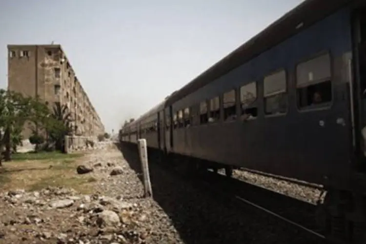 Trem passa a 50 km do Cairo: o descarrilamento aconteceu perto do povoado de Al Badrachin, onde nos últimos anos foram registrados vários acidentes ferroviários (©AFP/File / Marco Longari)