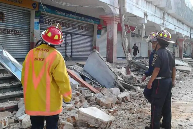 Bombeiros avaliam um prédio danificado na região de San Marcos, no noroeste da Guatemala (Bombeiros/Divulgação via Reuters)