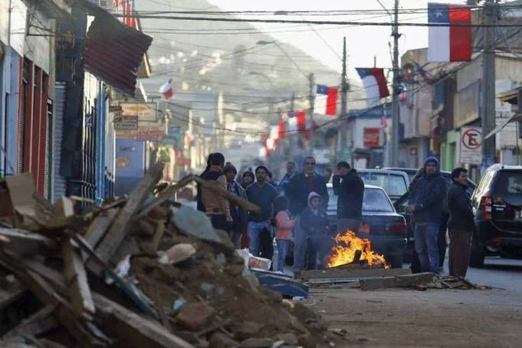 
	Terremoto no Chile: as autoridades, al&eacute;m disso, suspenderam o alarme de tsunami estabelecido para toda a costa chilena ap&oacute;s o tremor, ocorrido &agrave;s 19h54 local
 (REUTERS)