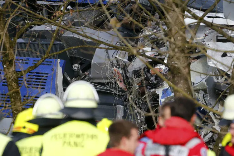 
	Acidente de trem: uma pessoa ainda est&aacute; desaparecida ap&oacute;s o choque entre as composi&ccedil;&otilde;es na Alemanha
 (REUTERS/Michael Dalder)