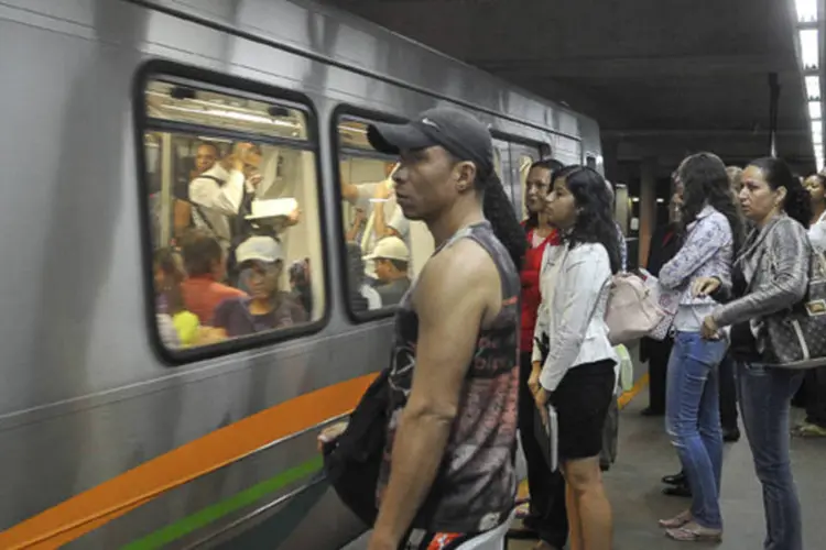 Trens lotados por conta da greve dos rodoviários: o metrô começa a funcionar mais cedo e com trens a mais em horários de pico por causa da paralisação dos rodoviários (Antonio Cruz/ABr)