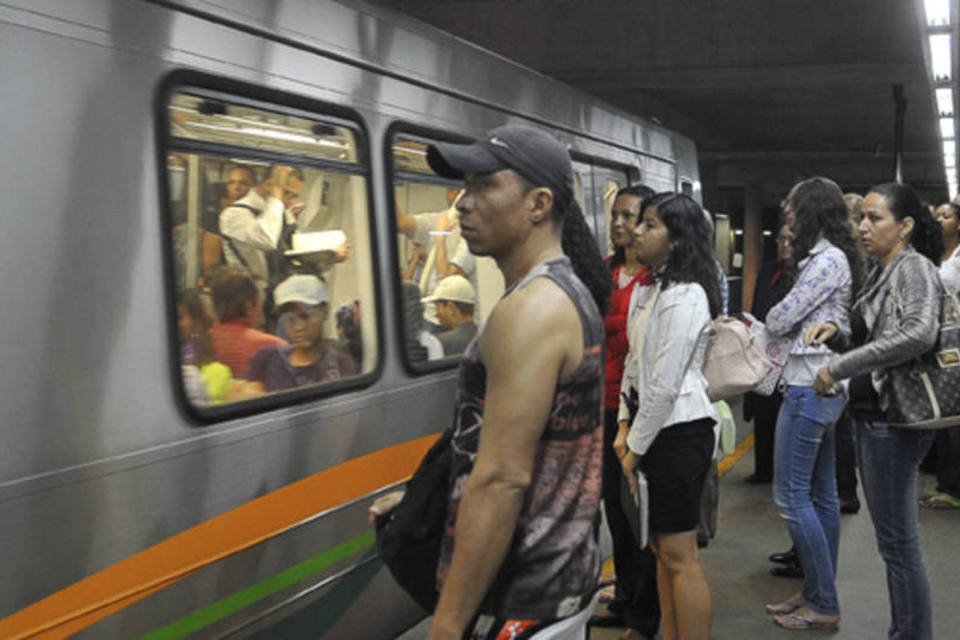 Passageiros  incendeiam trem após pane no Rio