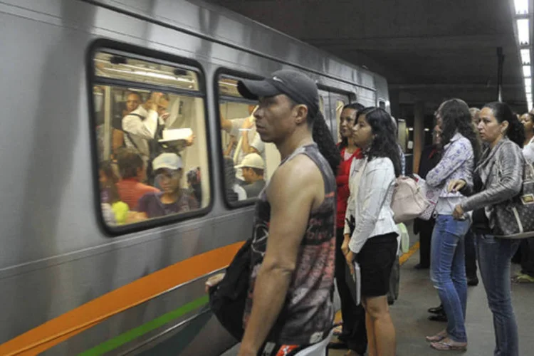 
	Trens lotados: as esta&ccedil;&otilde;es fechadas n&atilde;o foram liberadas ao p&uacute;blico
 (Antonio Cruz/ABr)