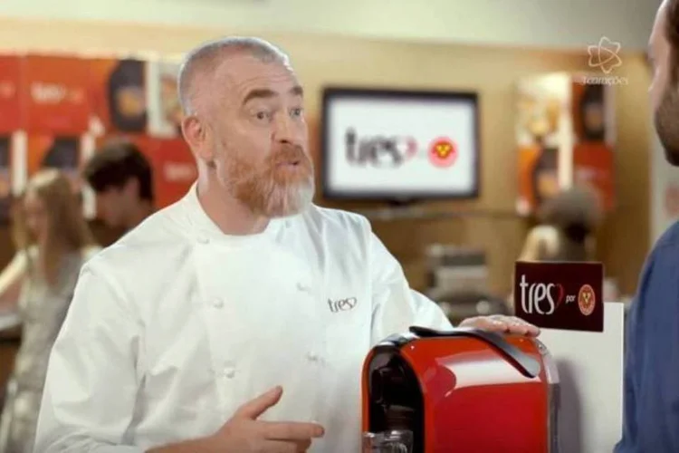 
	No comercial da Tr&ecirc;s Cora&ccedil;&otilde;es, um vendedor se torna o chef Alex Atala sempre que toca na nova m&aacute;quina
 (Reprodução/YouTube)