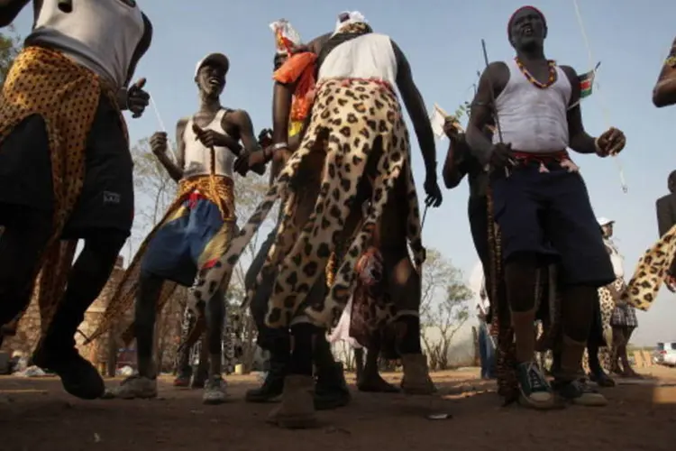Membros da tribo Dinka, a principal do Sudão do Sul, durante celebração (Getty Images)