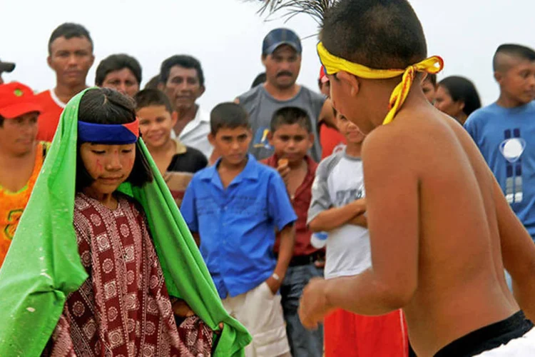 
	Cultura Way&uacute;u: a maioria das cerca de 70 crian&ccedil;as way&uacute;u para as quais se d&aacute; aula foram criadas na Venezuela ap&oacute;s massacre na regi&atilde;o
 (HumbRios / Wikicommons)