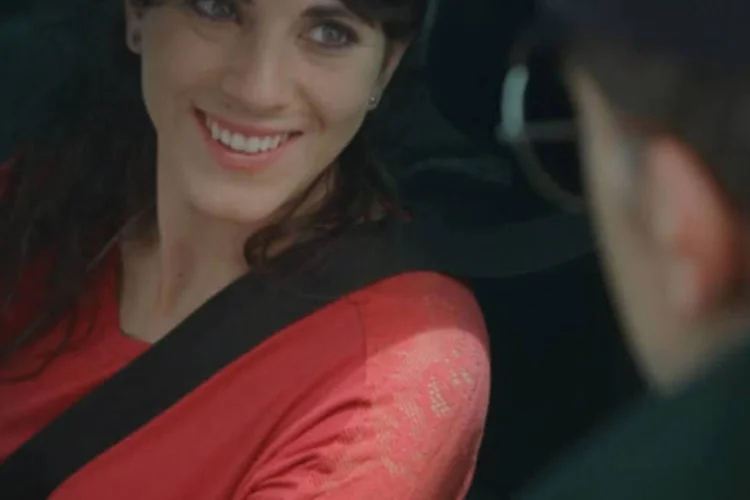 Trecho de comercial colombiano, que usa bom humor para tentar te fazer sorrir também (Reprodução)