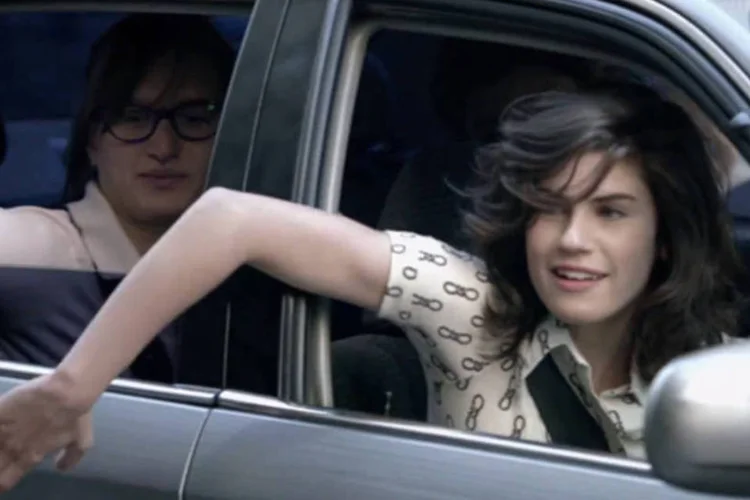 Trecho do comercial da Trident, criado pela F/Nazca, que mostra as pessoas "remando" para escapar do trânsito (Reprodução)