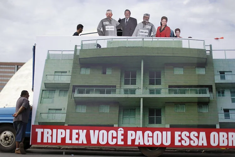 Manifestante faz referência ao tríplex durante protesto em Brasília: protesto começou aproximadamente duas horas antes do previsto (Ueslei Marcelino/Reuters)