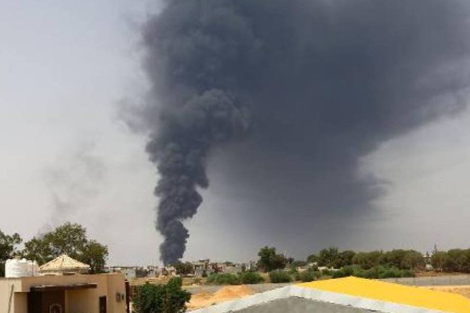 Incêndio de 2 depósitos de combustível ameaça capital líbia