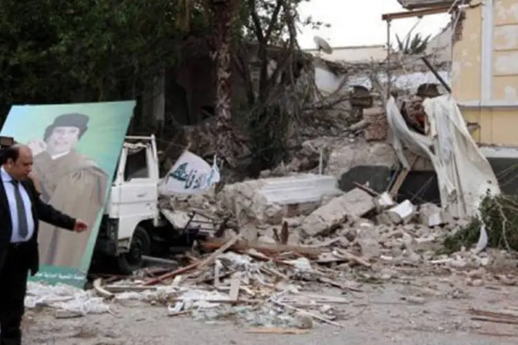 Congresso Geral do Povo, em Trípoli, destruído após bombardeio da Otan
 (Mahmud Turkia/AFP)