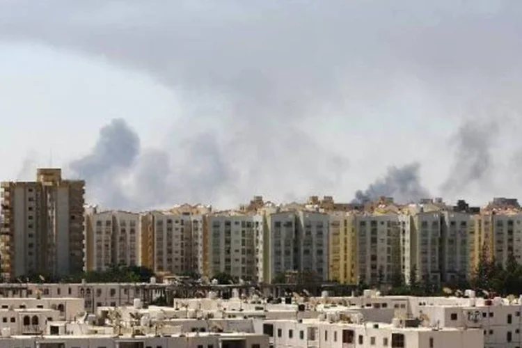 Focos de fumaça em estrada que leva ao aeroporto internacional de Tripoli, devido a combates entre milícias rivais (Mahmud Turkia/AFP)