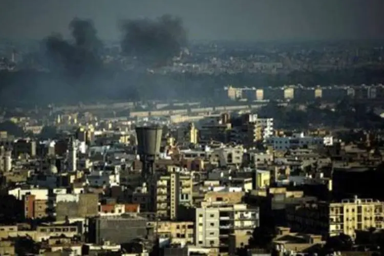Foco de fumaça em Trípoli: cidade está sob controle dos rebeldes (Filippo Monteforte/AFP)