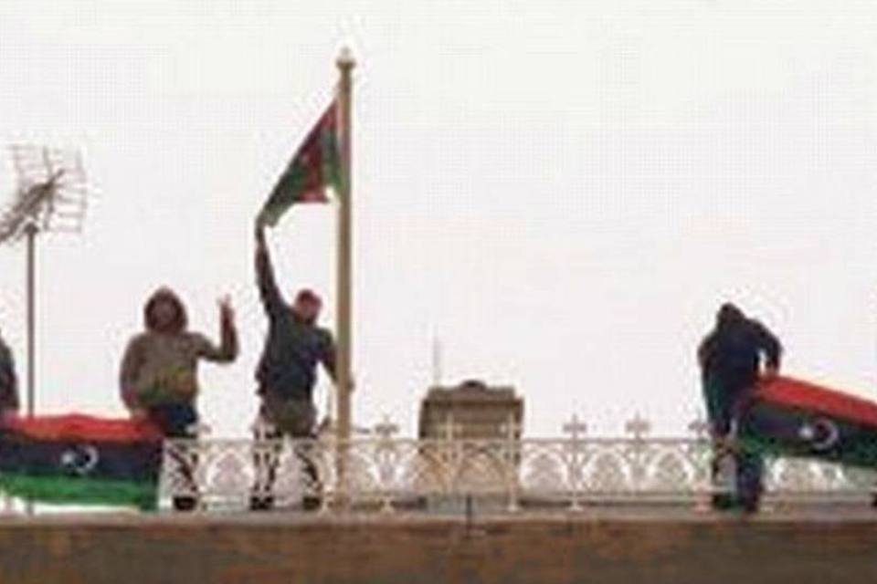 Confrontos entre combatentes anti-Kadafi rivais fazem 12 mortos