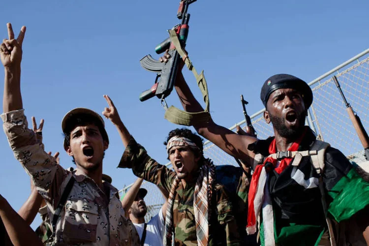 
	Soldados rebeldes l&iacute;bios comemoram em Tripoli
 (Daniel Berehulak/Getty Images)