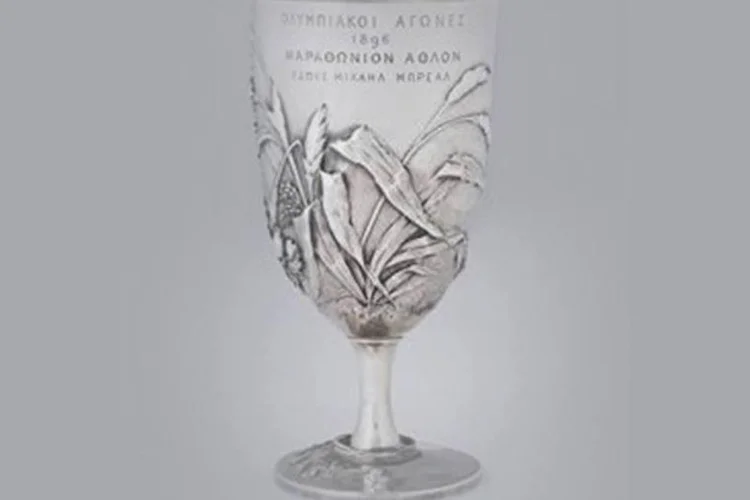 Troféu de prata dado ao vencedor da maratona de 1896, ficou nas mãos da família de Spiridon Louis durante três gerações (Divulgação)