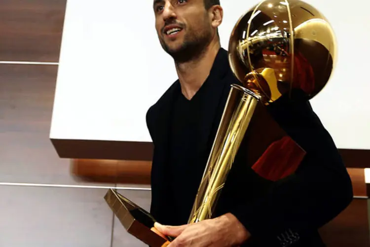 Manu Ginobili, do San Antonio Spurs, com troféu da NBA: troféu ficará exposto nas cidades do Rio de Janeiro e de Barueri (Enrique Marcarian/Reuters)