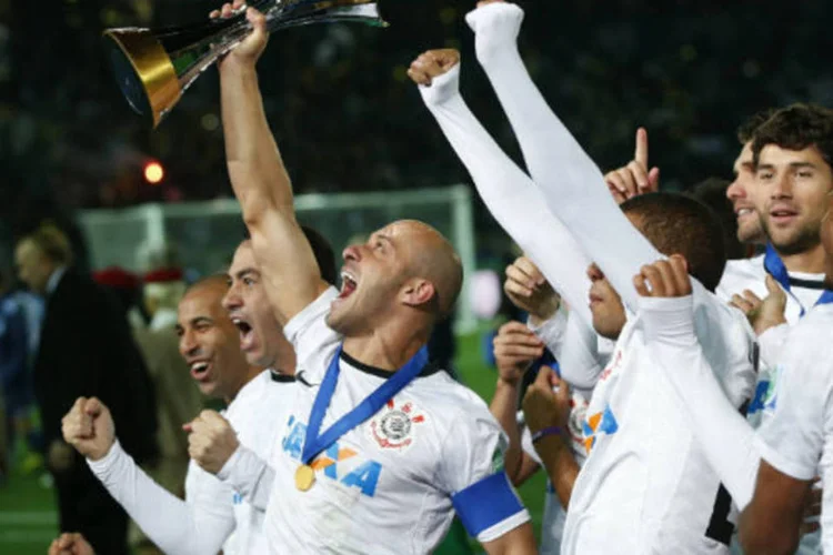 Capitão do Corinthians Alessandro comemora com jogadores da equipe após time vencer Mundial de Clubes no Japão (REUTERS/Toru Hanai)