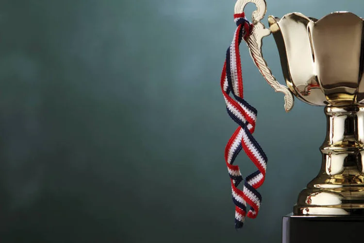 Troféu: Perspectivas de valorização do dólar beneficiam Suzano, que é a ação mais indicada para dezembro (eskaylim/Thinkstock)
