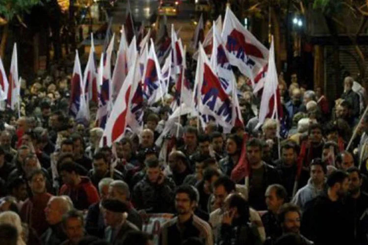 
	Manifestantes protestam contra as medidas de austeridade: sem a extens&atilde;o de prazo, a necessidade de financiamento seria de 22.900 bilh&otilde;es de euros at&eacute; 2016
 (Panayiotis Tzamaros/AFP)