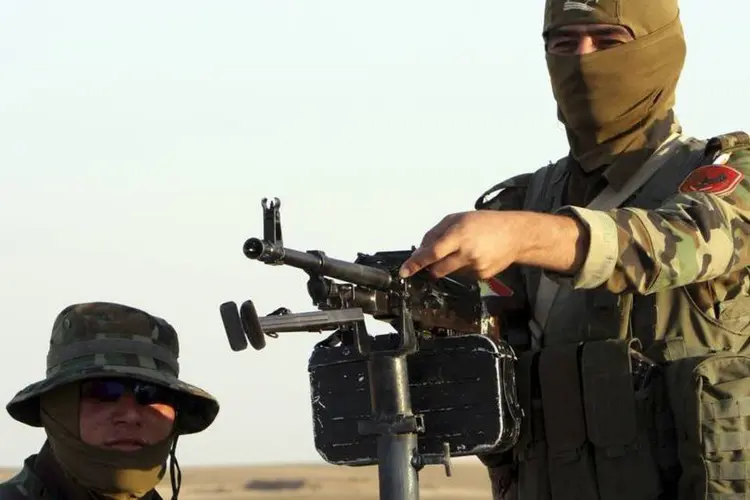 
	S&iacute;ria: combatentes curdos e do EI trocaram salvas de artilharia e tiros de metralhadoras
 (Azad Lashkari/Reuters)