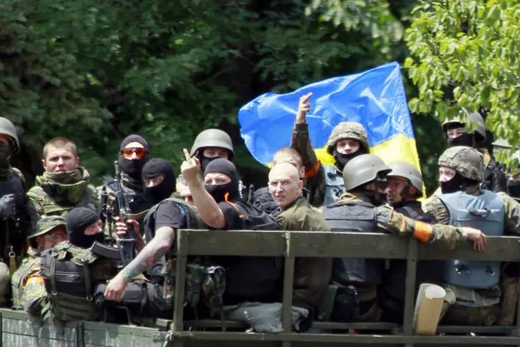 
	Tropa ucraniana gesticula em cima de caminh&atilde;o, ao leste da cidade portu&aacute;ria de Mariupol
 (Shamil Zhumatov/Reuters)