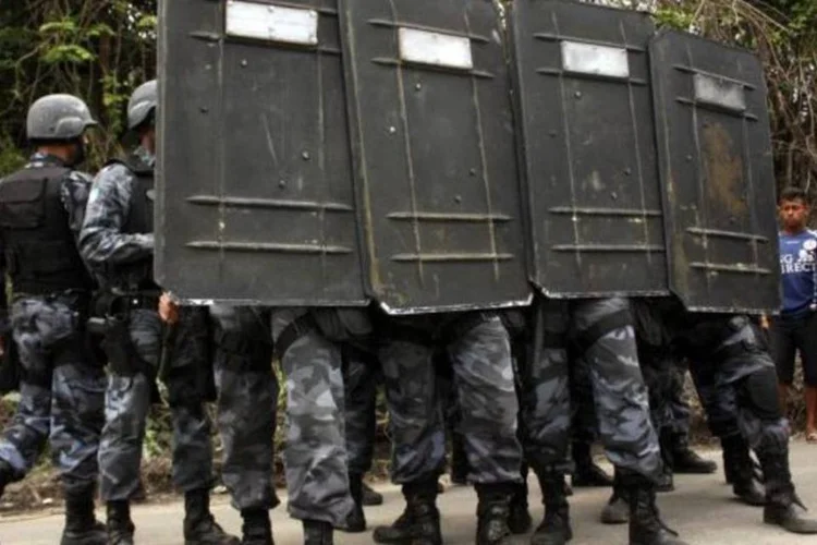 
	Batalh&atilde;o da Pol&iacute;cia: policiais da tropa de choque est&atilde;o no entorno da delegacia com escudos e armas com muni&ccedil;&atilde;o de bala de borracha e de bombas de efeito moral
 (Deputado Estadual Marcelo Freixo PSOL-RJ/Flickr)