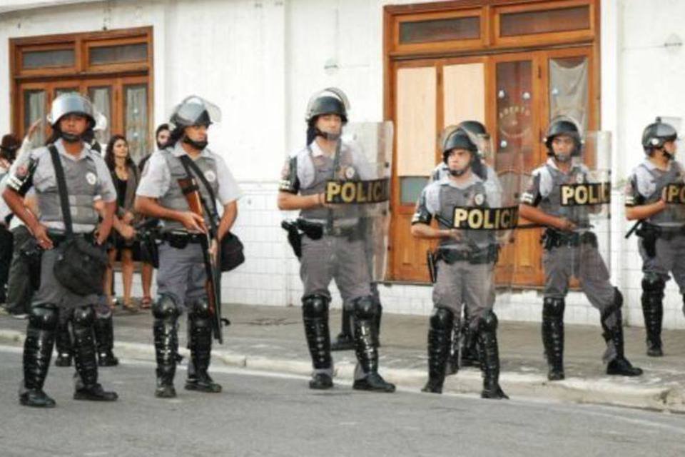 Moradores e PMs voltam a se enfrentar em SP