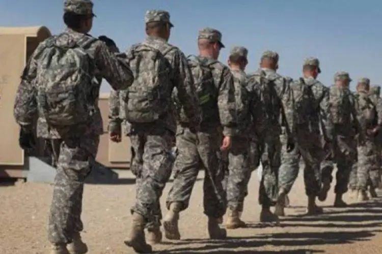 Soldados americanos andam em fila no Iraque: saída ocorre até o fim do ano (AFP/Getty Images / Joe Raedle)