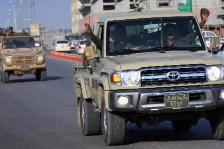 Tropas curdas peshmergas dirigem por Arbil depois que dezenas de combatentes deixaram base no norte do Iraque (Safin Hamed/AFP)