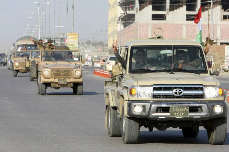 Tropas curdas peshmergas dirigem após dezenas de combatentes deixarem base no norte do Iraque (Azad Lashkari/Reuters)