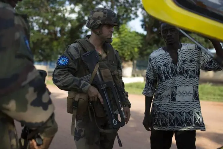 
	Soldados franceses na capital Bangui: os quatro homens investigados s&atilde;o membros de um regimento de infantaria com base em Colmar
 (Siegfried Modola/Reuters)