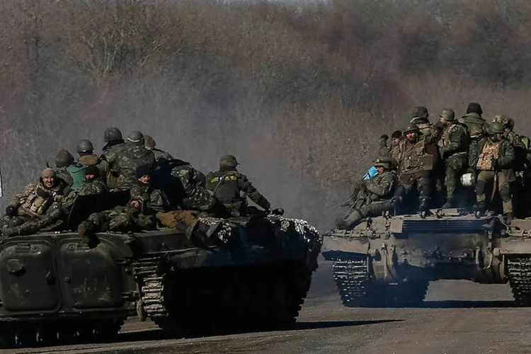 
	Tropas ucranianas em Debaltseve: porta-voz ucraniano acusa separatistas de reagruparem de for&ccedil;as em zonas onde planejam ataques e de devolverem armamento &agrave;s suas anteriores posi&ccedil;&otilde;es durante a noite
 (REUTERS/Gleb Garanich)
