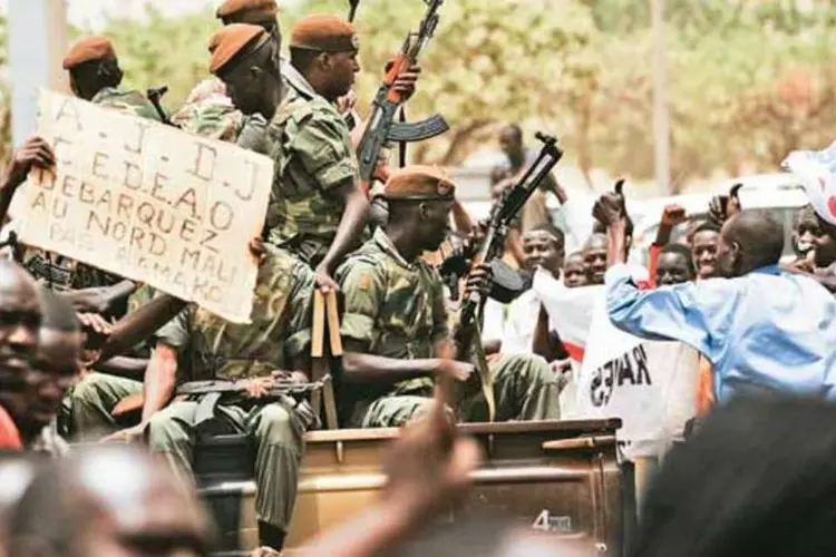 
	Tropas do ex&eacute;rcito do Mali: a CIVC organiza&ccedil;&atilde;o lembrou que estes s&atilde;o os primeiros combates no centro do Mali desde abril do ano passado.
 (Issouf Sanogo/AFP Photo)