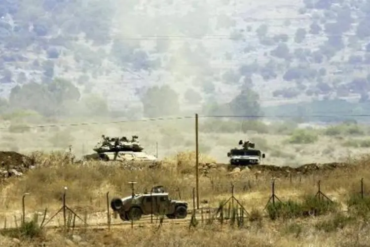 Tropas israelenses na fronteira entre o Líbano e Israel: foguete atingiu a região da Alta Galiléia (Mahmoud Zayyat/AFP)