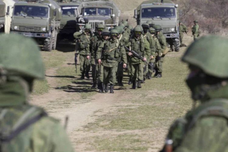 
	Tropas tidas como for&ccedil;as militares russas em base militar ucraniana: &quot;N&atilde;o h&aacute; absolutamente nenhuma prova que tenham acontecido viola&ccedil;&otilde;es dos direitos humanos&quot;, disse secret&aacute;ria de Estado adjunta para Seguran&ccedil;a Civil, Democracia e Direitos Humanos dos EUA,
 (Baz Ratner/Reuters)